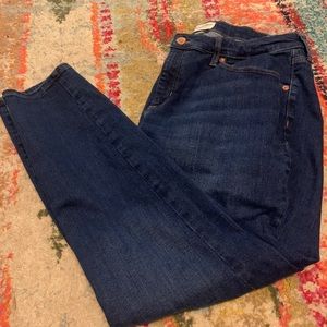 Universal Threads Midrise Curvy Skinny Jeans